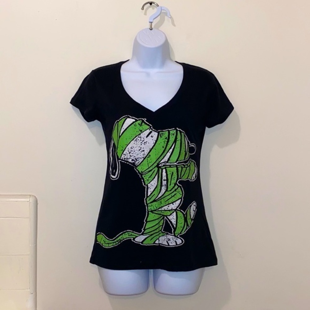 Women’s Peanuts Black Snoopy Mummy V-Neck Tee